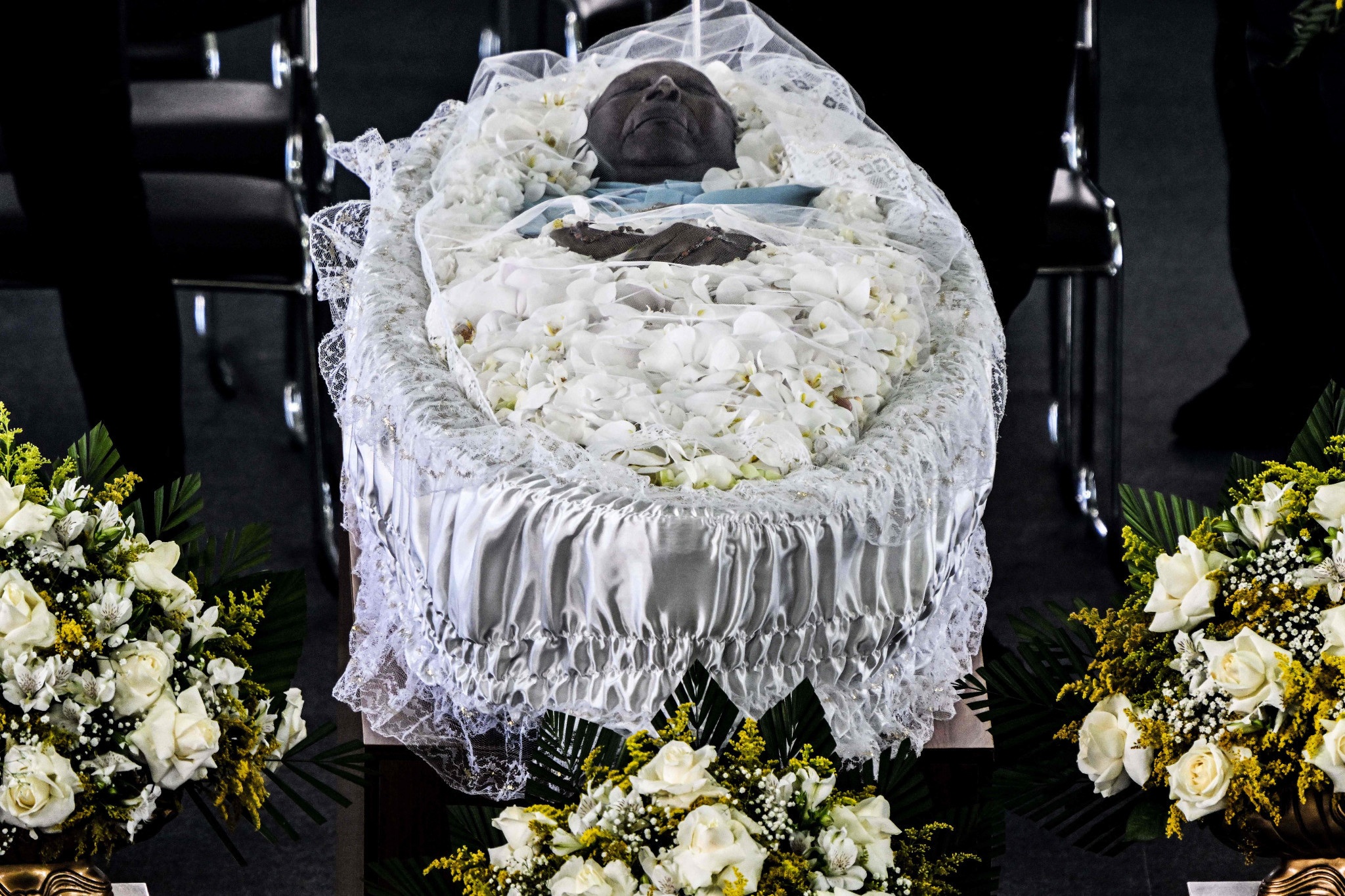 Pele's open casket at the stadium ©Getty Images