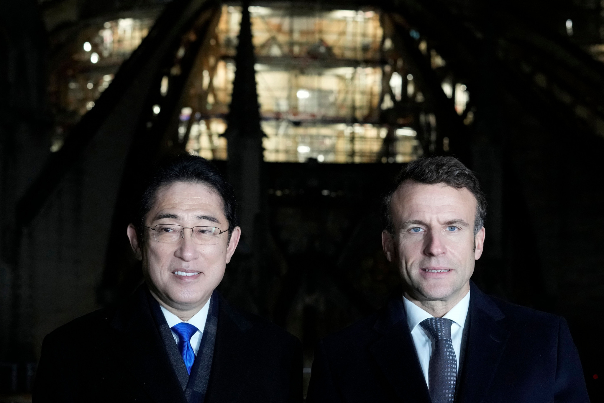 Fumio Kishida, left, and Emmanuel Macron, right, visiting Notre-Dame ©Getty Images