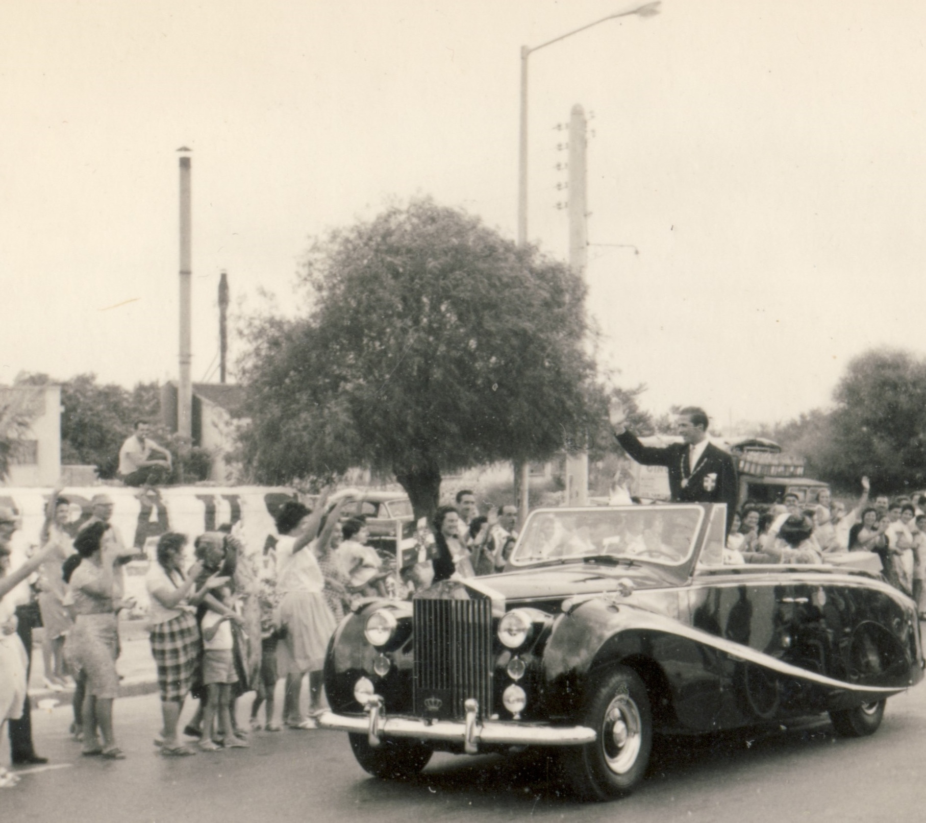 Crowds welcomed Prince Constantine on the streets of Athens after his gold medal in 1960 ©ITG