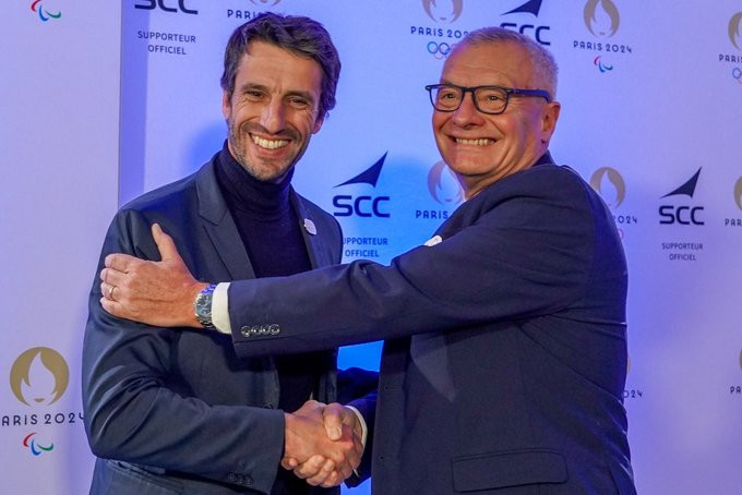 SCC France chief executive Didier Lejeune, right, embraces Paris 2024 President Tony Estanguet, left, as they agree a sponsorship deal for the Olympic and Paralympic Games ©SCC France