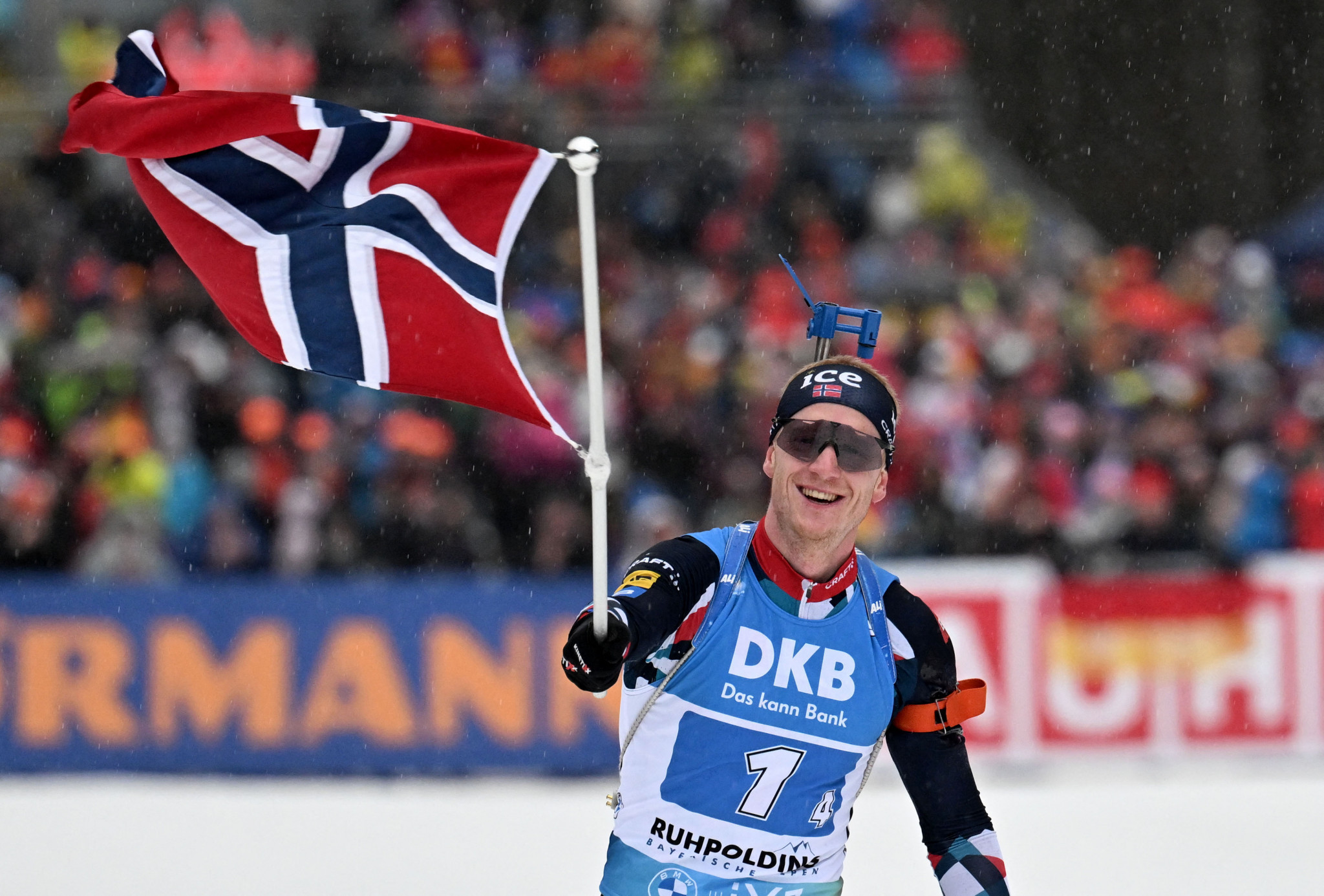 Norway win 4x7.5km relay for sixth consecutive IBU World Cup after recovering from early penalty