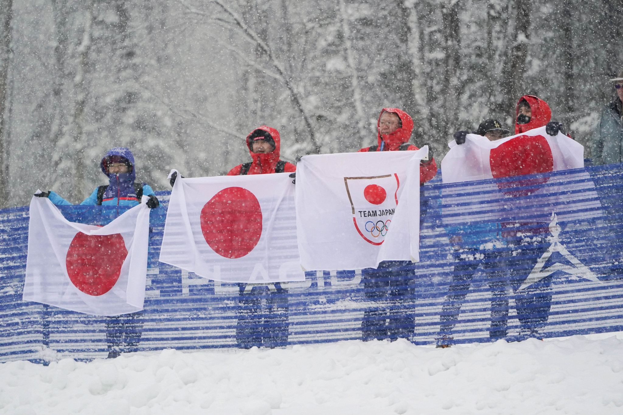Japanese fans brave the conditions to support their cross-country skiiers at Mount Van Hoevenberg ©FISU