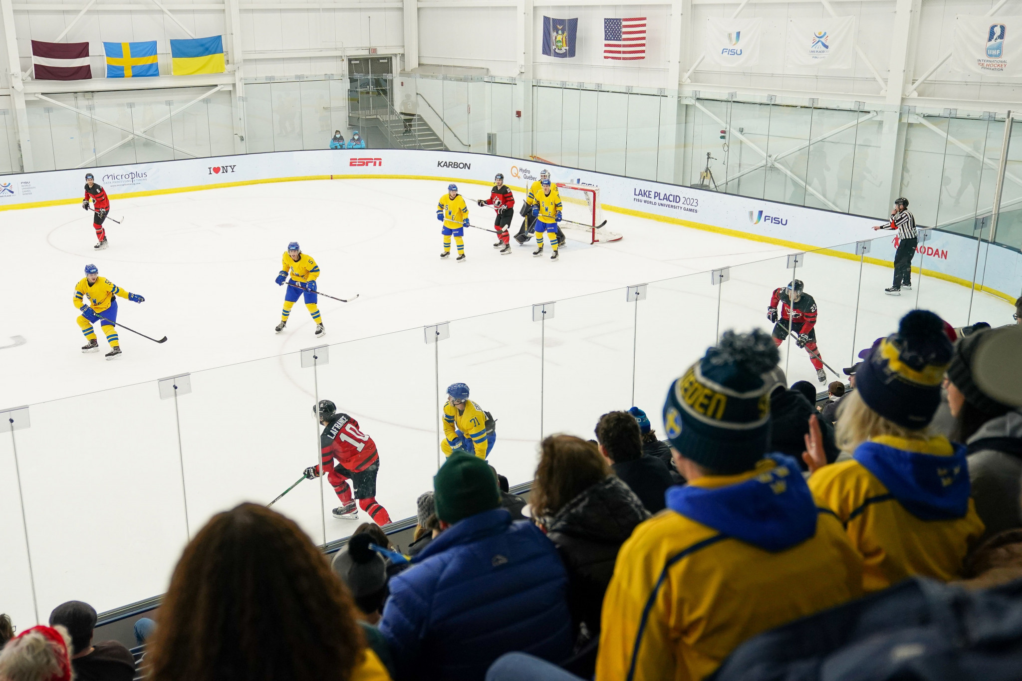 Sweden took on Canada in one of several ice hockey matches contested on the first day of competition ©FISU