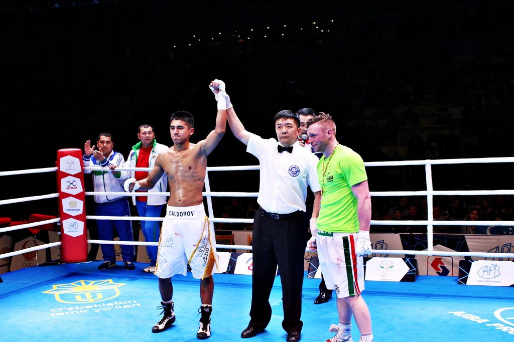 Uzbekistan's Ikboljon Kholdarov won on his AIBA Pro Boxing debut against against Ireland's Raymond Moylette
