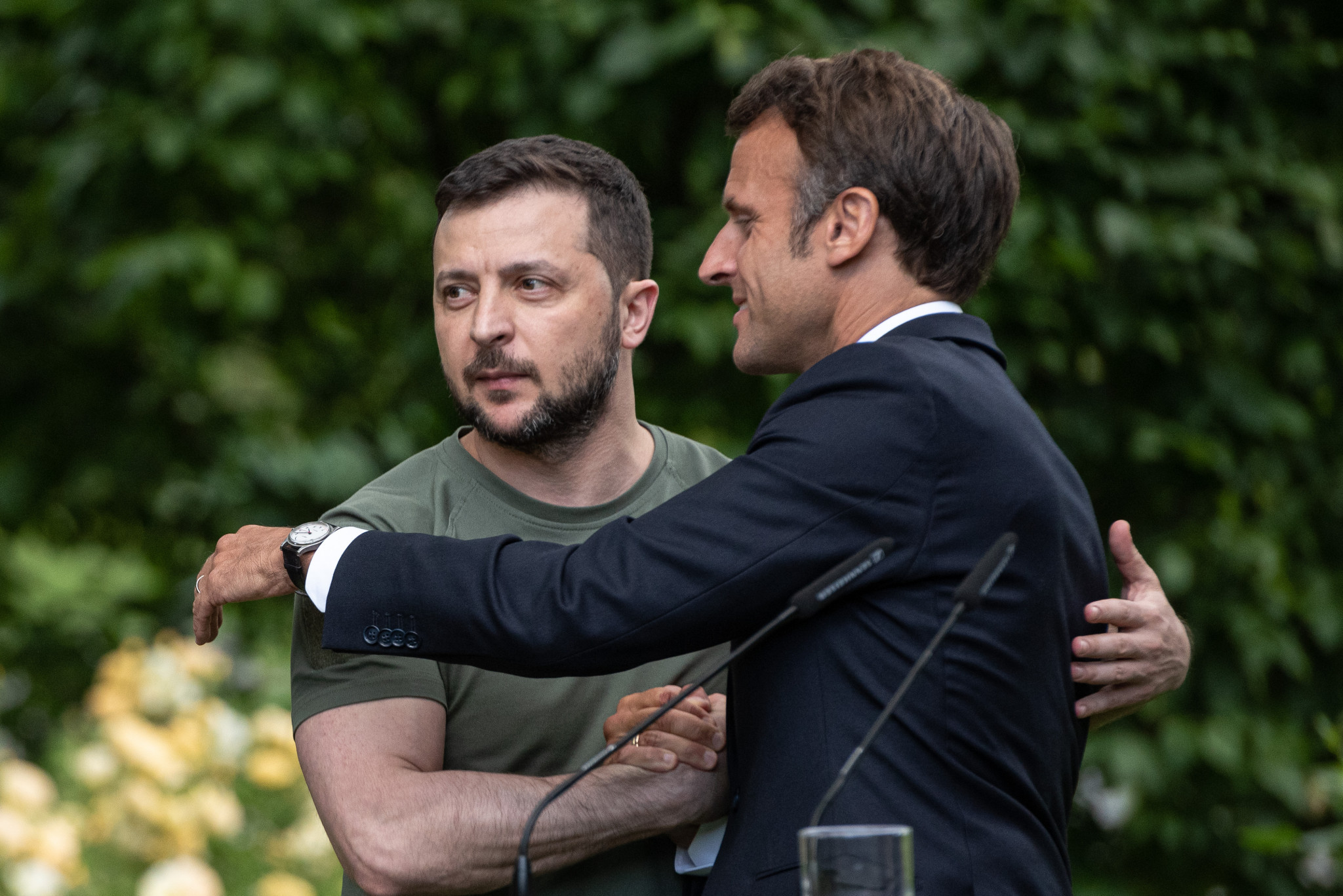 Ukrainian President Volodymyr Zelenskyy, left, told French President Emmanuel Macron, right, that "Russia should have no place" at Paris 2024 ©Getty Images