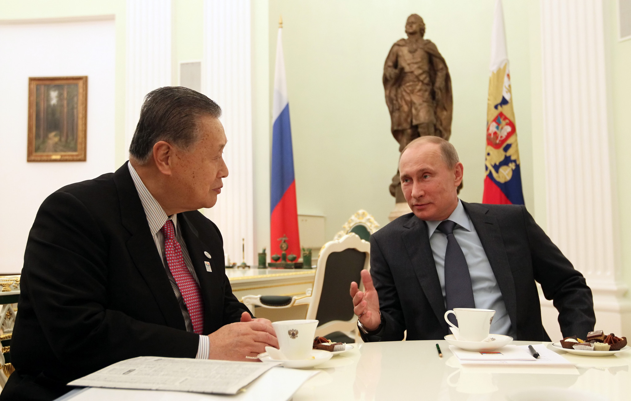 Yoshirō Mori, left, played a leading role in building relations with Russia and its President Vladimir Putin, right, who awarded him the Order of Friendship ©Getty Images 