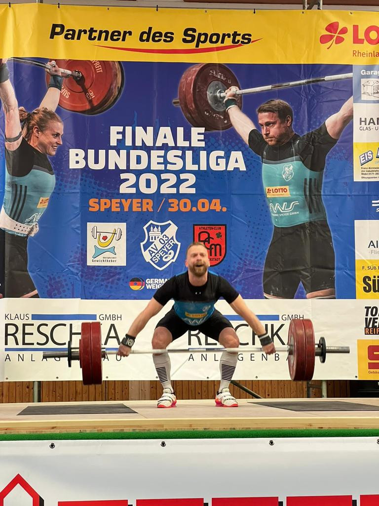 Olympian Simon Brandhuber lifts for AV Speyer at the 2022 Bundesliga finals ©German Weightlifting Federation