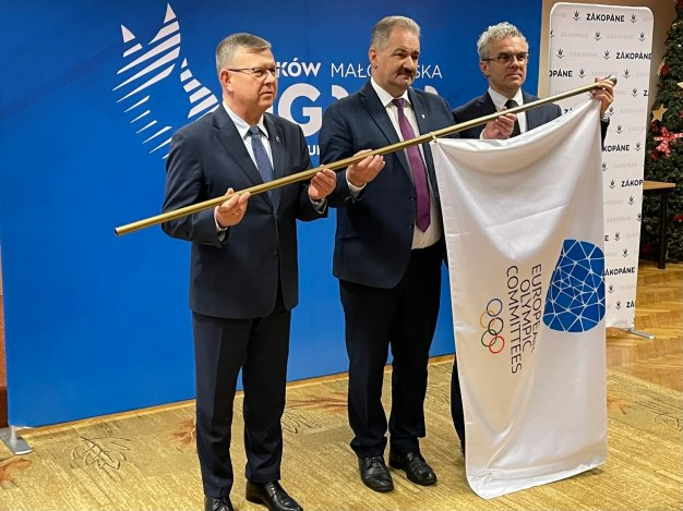 Zakopane's Mayor Leszek Dorula, centre, receives the official EOC flag to mark his city's status as a partner of this year's European Games ©Kraków-Małopolska 2023