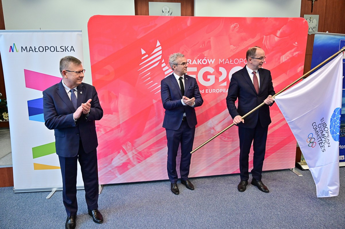 Nowy Targ Mayor Grzegorz Watycha, right, receives the official flag of the 2023 European Games ©Kraków-Małopolska 2023