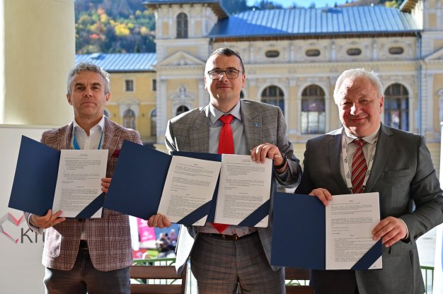 Marcin Nowak, Piotr Ryba and Maciej Kurp with the signed contracts for the third European Games ©European Games 2023