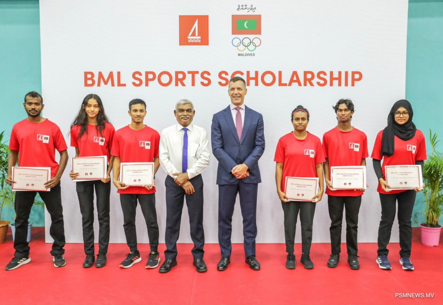 The Bank of Maldives with the athletes who received scholarships ©Bank of Maldives