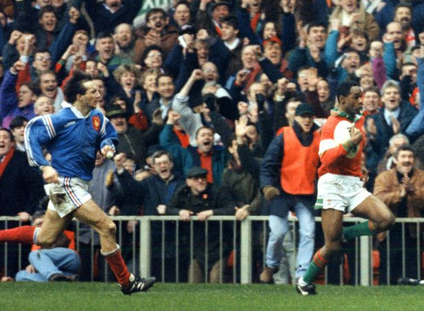 Nigel Walker's try against France in the 1994 Five Nations Championship at Cardiff earned him cult hero status among the country's rugby fans ©Getty Images