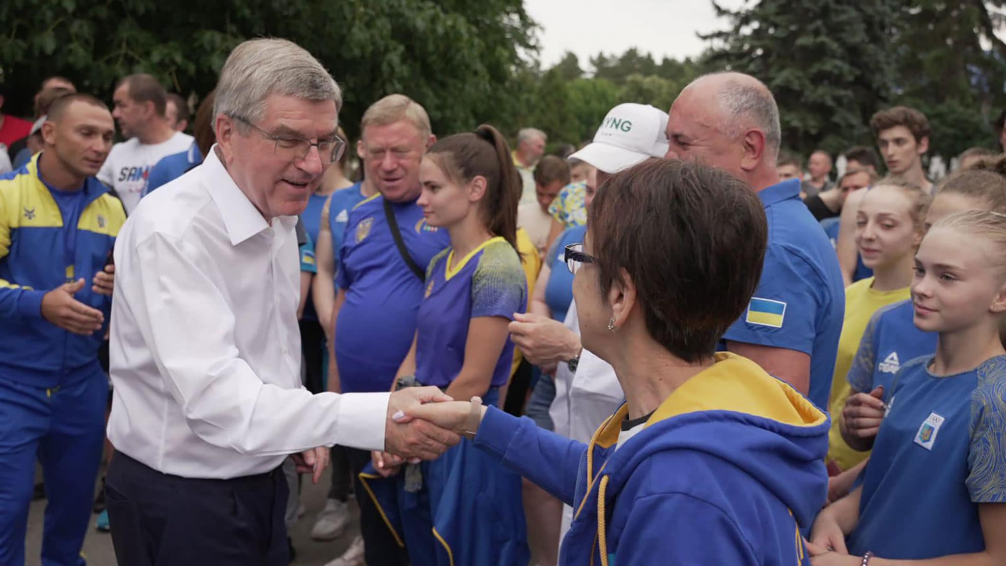 IOC President Thomas Bach greeted young Ukrainian athletes during his visit to Kyiv last June ©Office of Ukraine President 