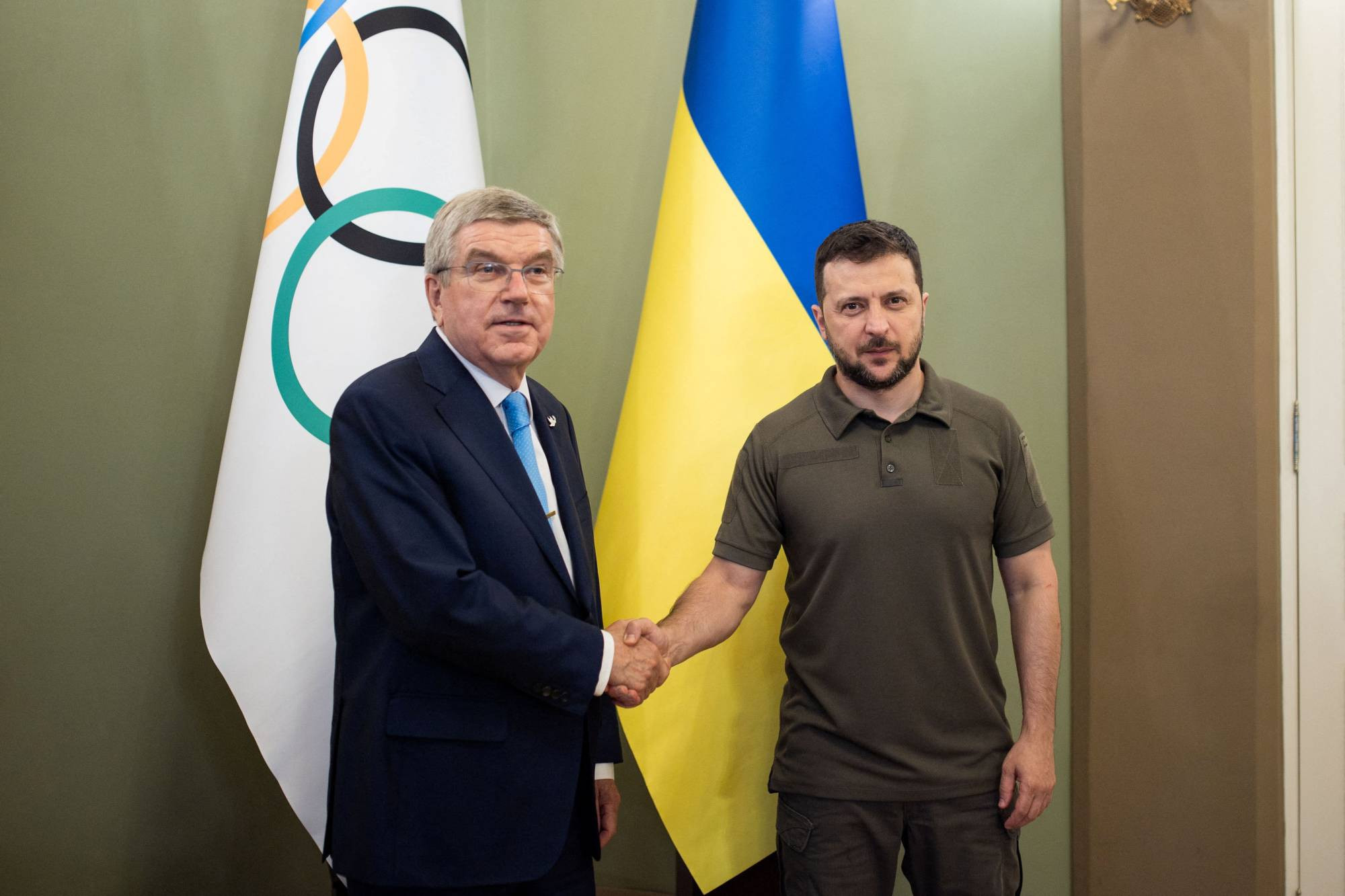 International Olympic Committee President Thomas Bach, left, has rejected an offer from Ukrainian leader Volodymyr Zelenskyy, right, to visit Bakhmut ©Office of Ukraine President