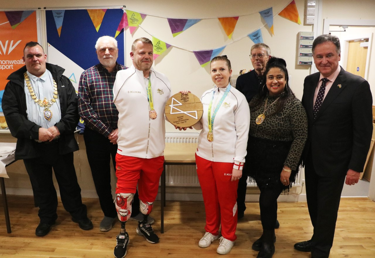 Birmingham 2022 bowls medallists return to Leamington Spa to unveil legacy plaque