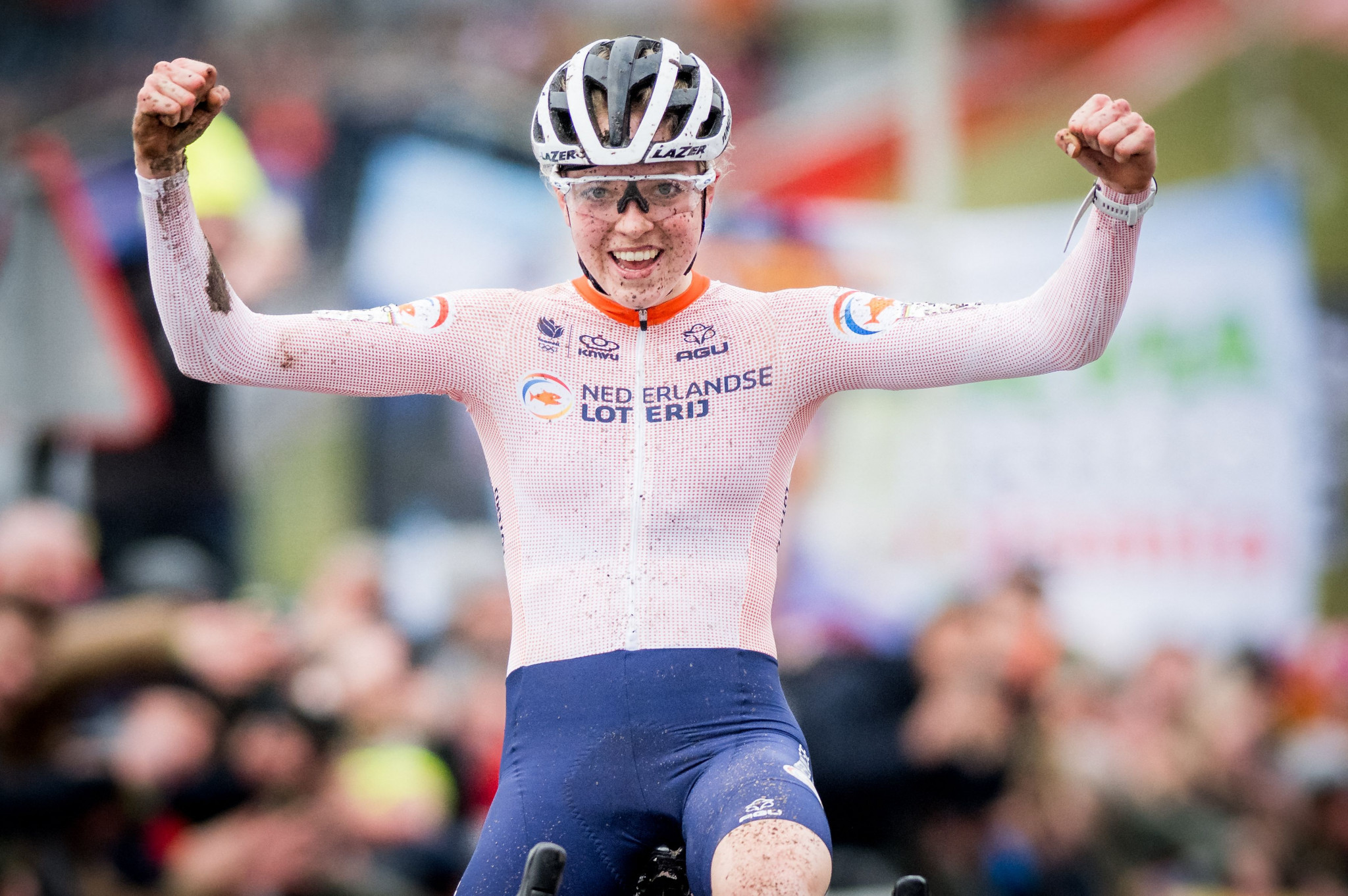Fem van Empel led a Dutch podium sweep and claimed the rainbow jersey by winning the women's elite race in Hoogerheide ©Getty Images