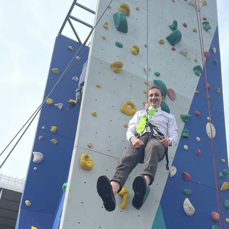 Climbing walls are difficult in creepers (the shoes), even completed it in the famous tie ©ITG