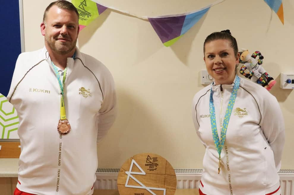 England's Commonwealth Games women's triples gold medallist Jamie-Lea Winch, right, and Para men's B6-B8 pairs bronze medallist Craig Bowler, left, unveiled the special plaque at Royal Leamington Spa Bowling Club ©Warwick District Council 