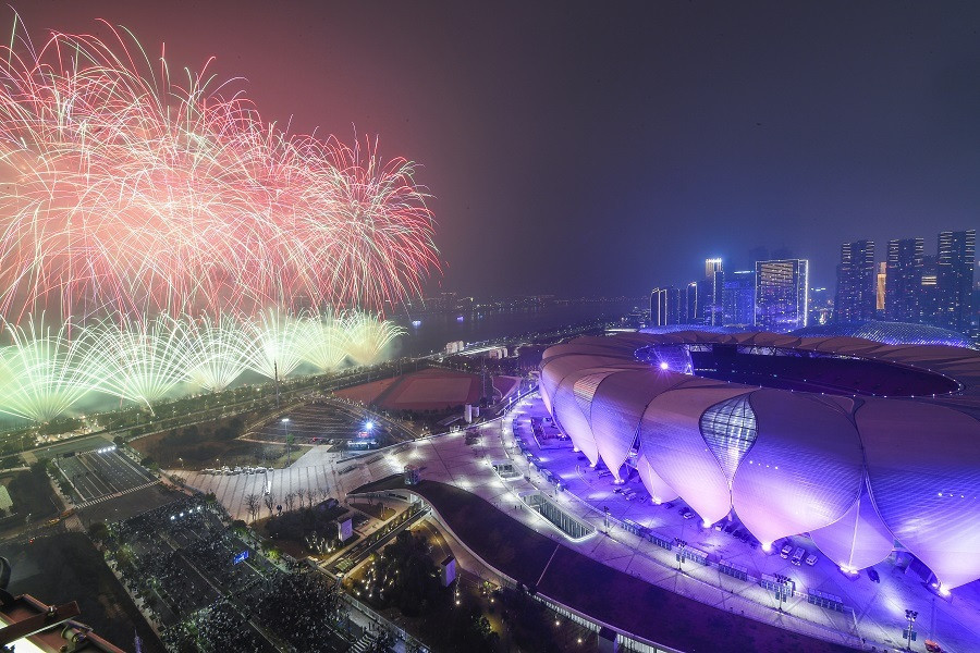The fireworks show was staged under the theme of "Greeting the Asian Games and Celebrating the Lantern Festival" ©Hangzhou 2022