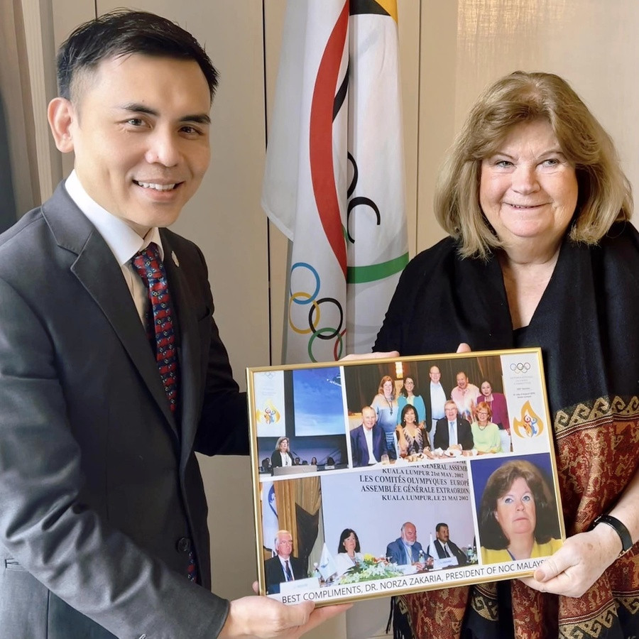 Wan Hor, left, presents a souvenir to Lindberg, featuring photos of her at previous ANOC and IOC events held in Malaysia ©ANOC/OCM