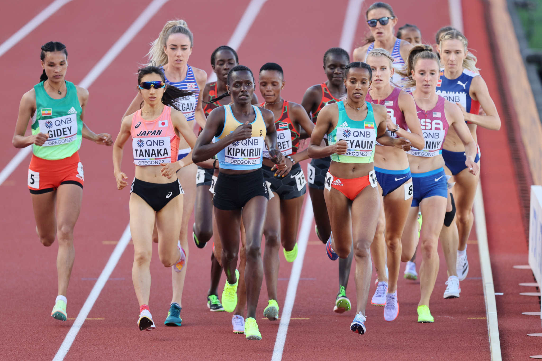 Caroline Chepkoech Kipkirui, centre in yellow bib, claimed the women's 3,000m title ©Getty Images