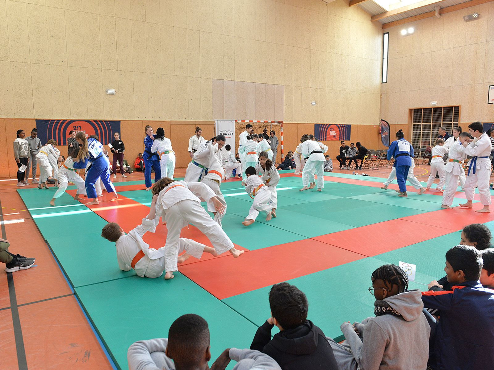 Judokas who hope to be members of Team GB at Paris 2024 ran a number of training sessions for children at Lycée René Auffray school in Clichy ©Team GB