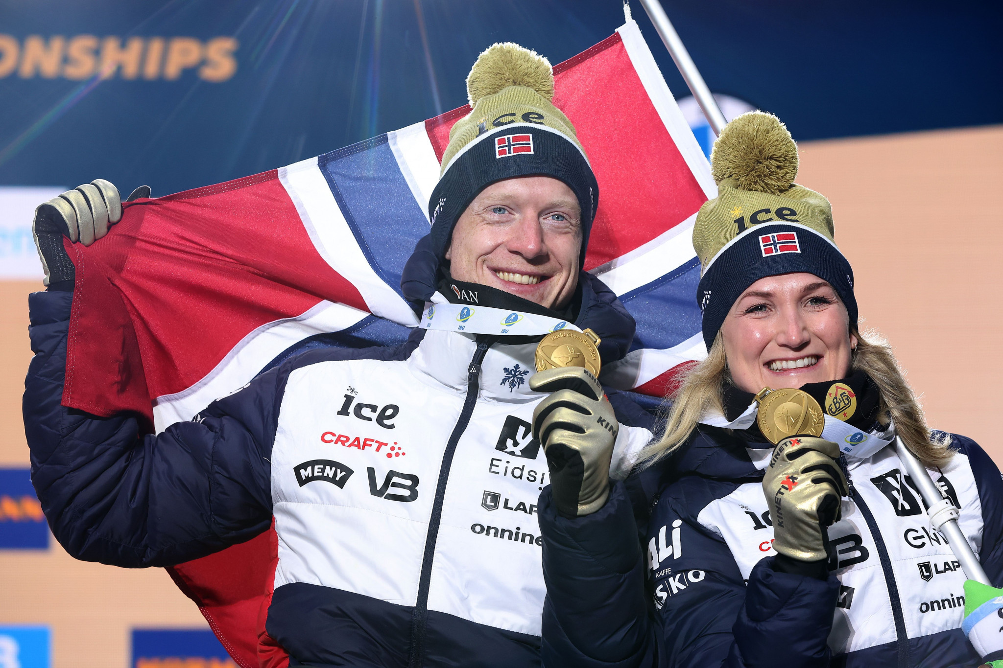 Johannes Thingnes Bø and Marte Olsbu Røiseland celebrate winning single mixed relay gold for Norway ©Getty Images