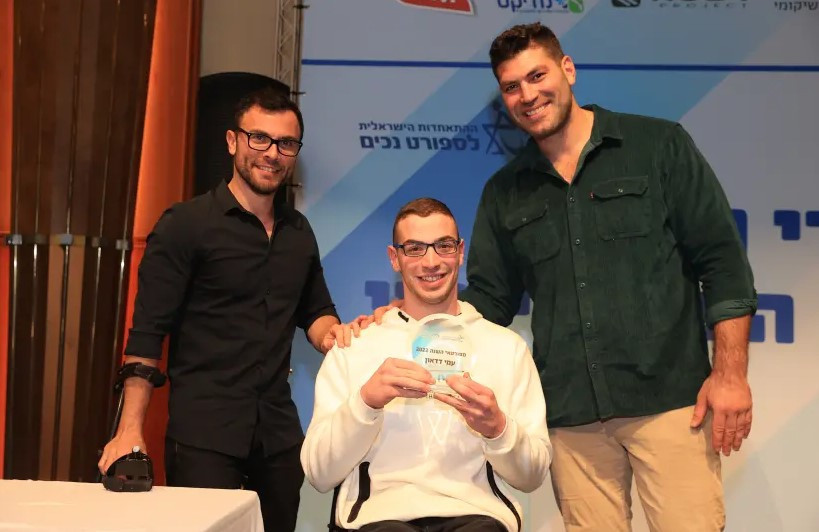 Ami Dadon, centre, was named Sportsman of the Year at Israel's Awards for the Outstanding Paralympic Athletes ©Nadav Holtzman
