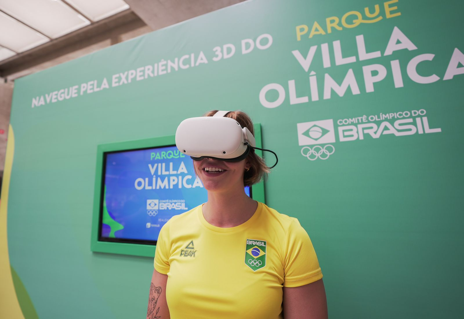 Swimmer Giovana Diamante samples a virtual reality experience at Villa Lobos Park ©COB