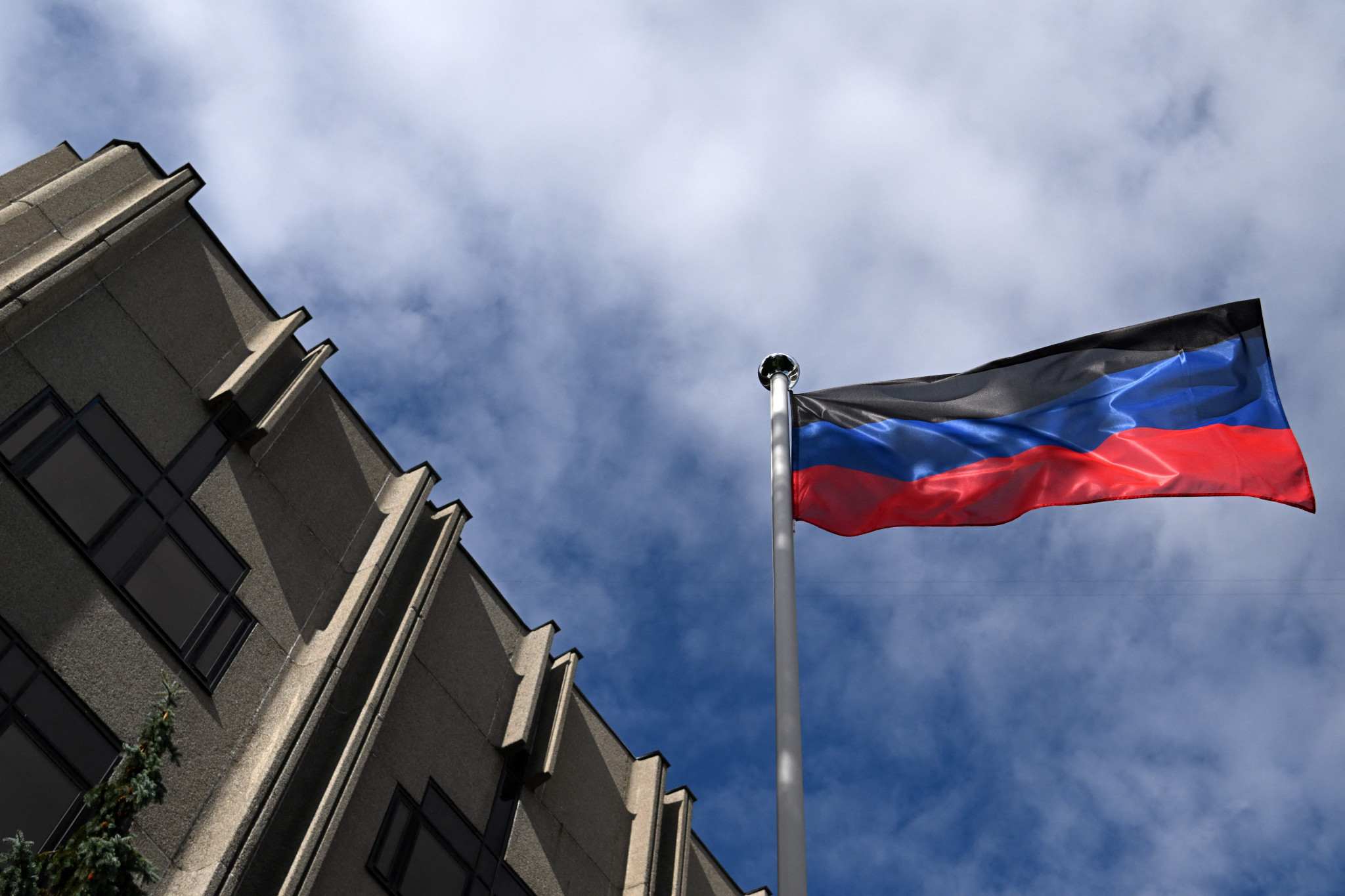 The flag of the self-proclaimed Donetsk People's Republic, the eastern Ukrainian annexed region, flies in the wind in front of its embassy ©Getty Images