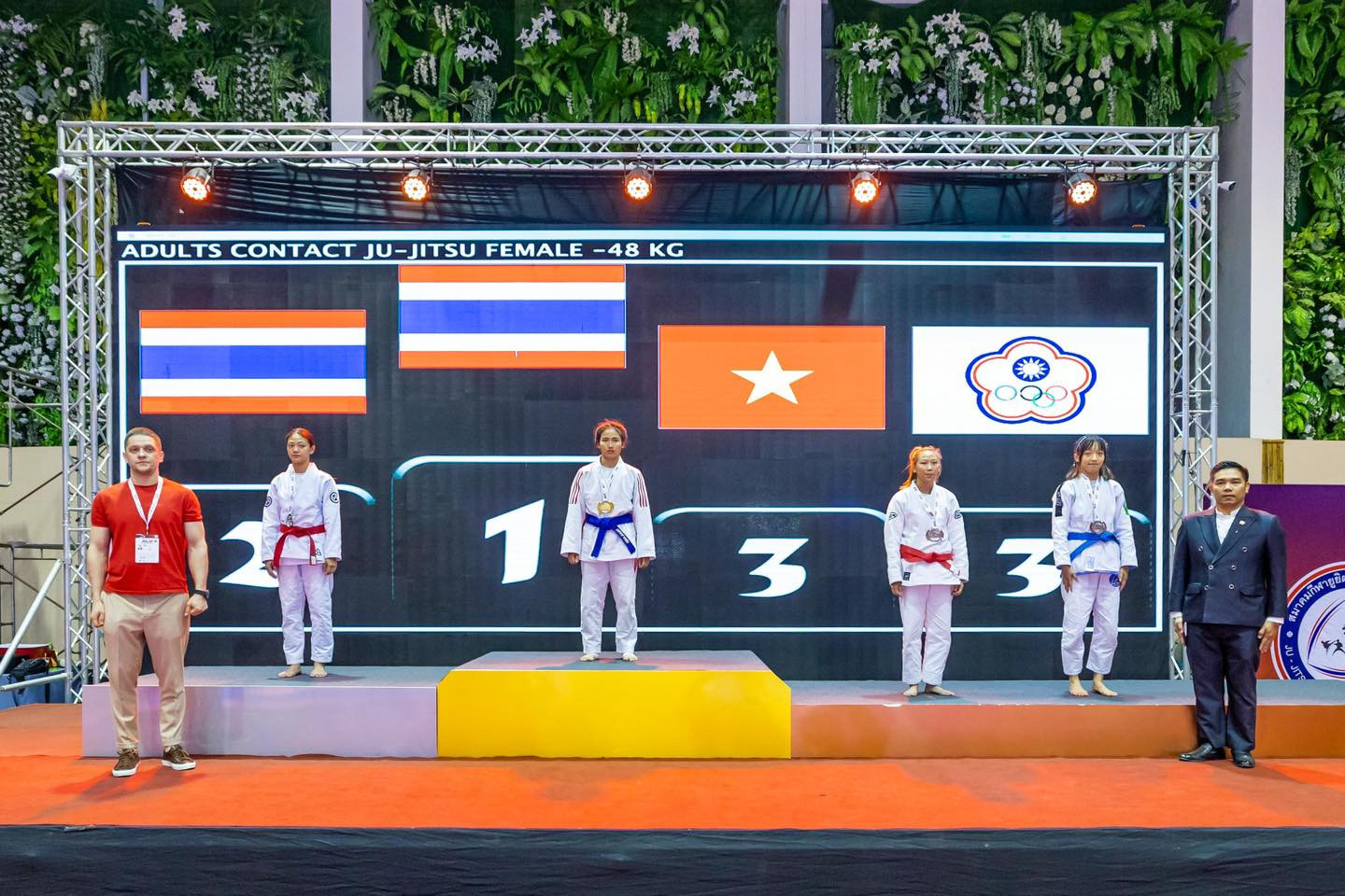 The host country secured their first gold of the day courtesy of Paweena Phalakan who beat compatriot Nutchaya Sugun in the women's under-45-kilograms final ©JJAU