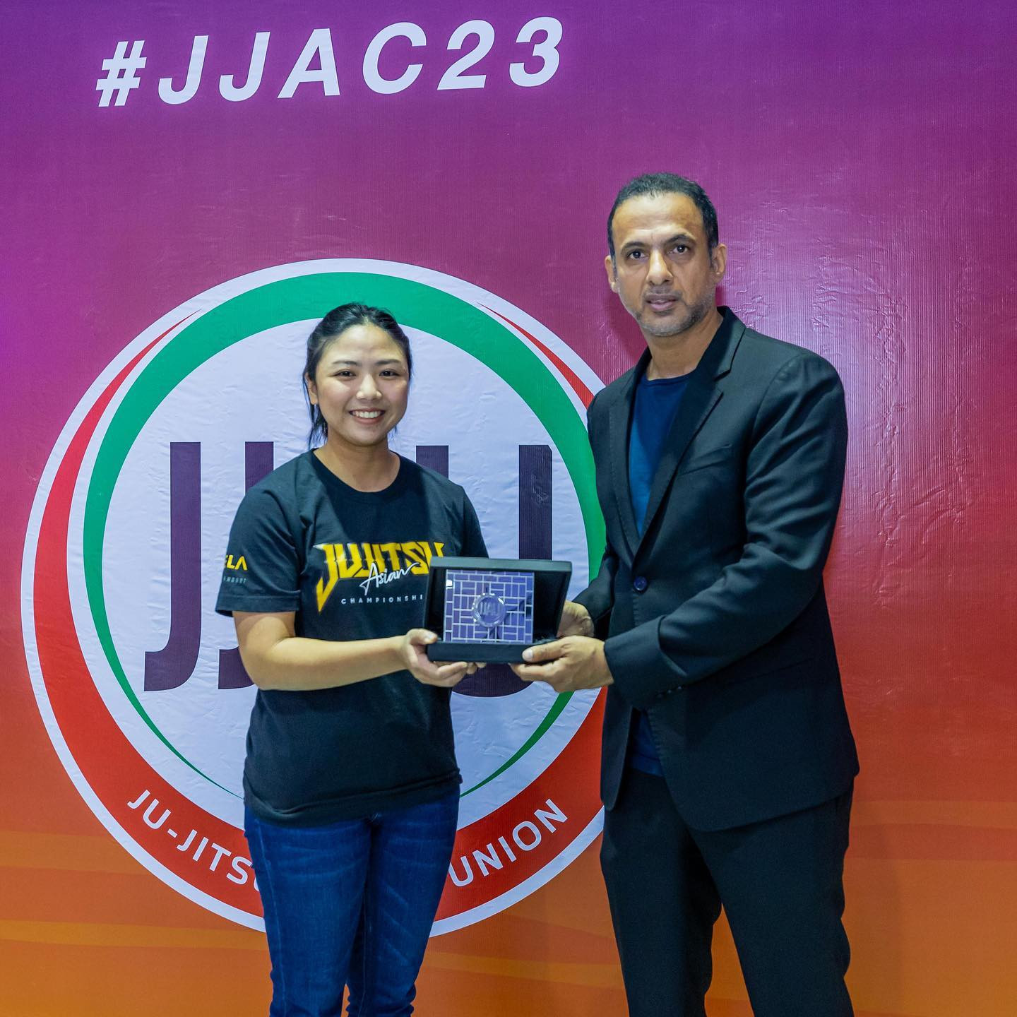 Ju-Jitsu Asian Union general secretary Fahad Al Shami, right, presented President of the Ju-Jitsu Association of Thailand Kunsatri Kumsroi with an award for the successful hosting of the competition ©JJAU
