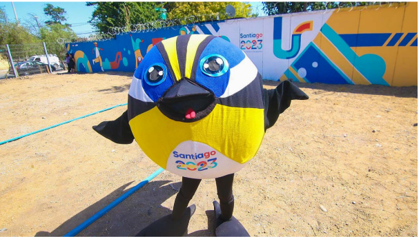 The first mural to celebrate Santiago 2023 is inspected by Game mascot Fiu ©Santiago 2023