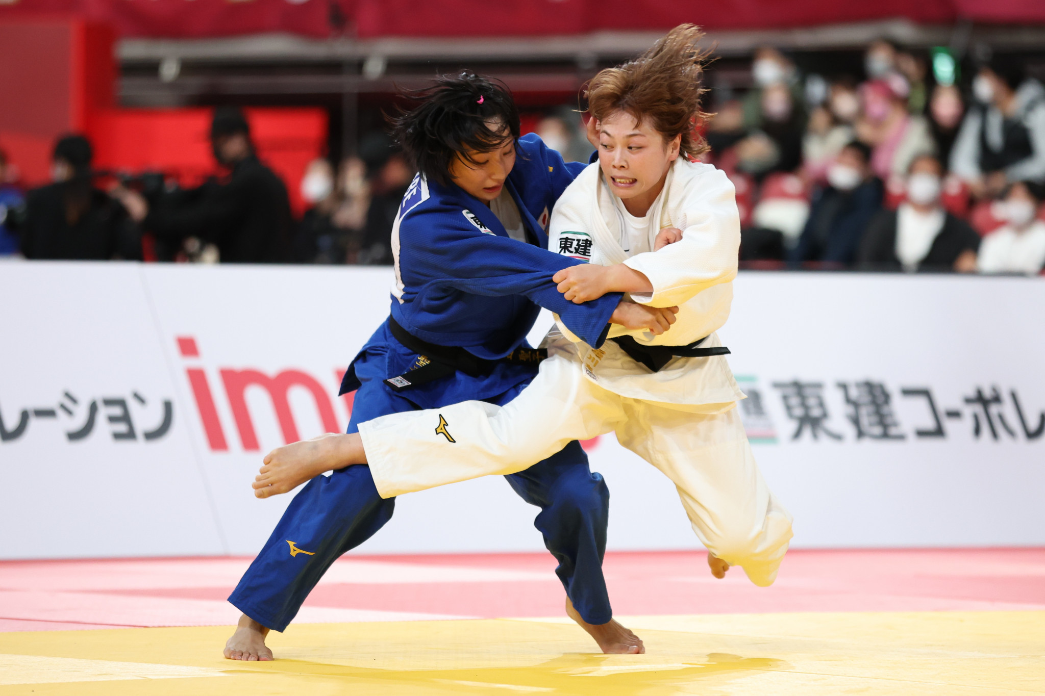 Megumi Horikawa, right, won Japan's second gold today in Tashkent ©Getty Images