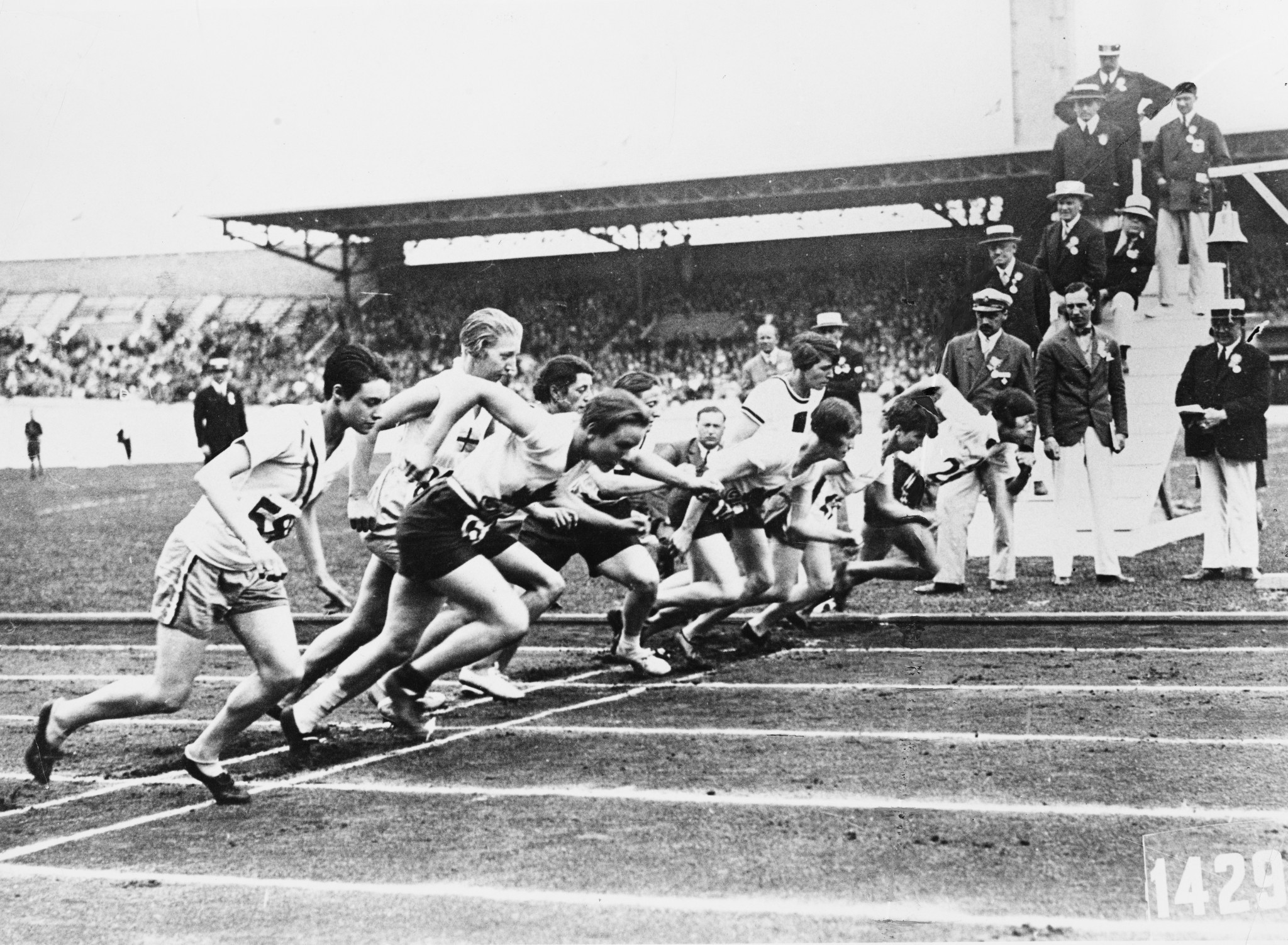 Women's athletics was introduced to the Olympics at Antwerp 1928 but the longest distance on the programme was only 800 metres ©Getty Images