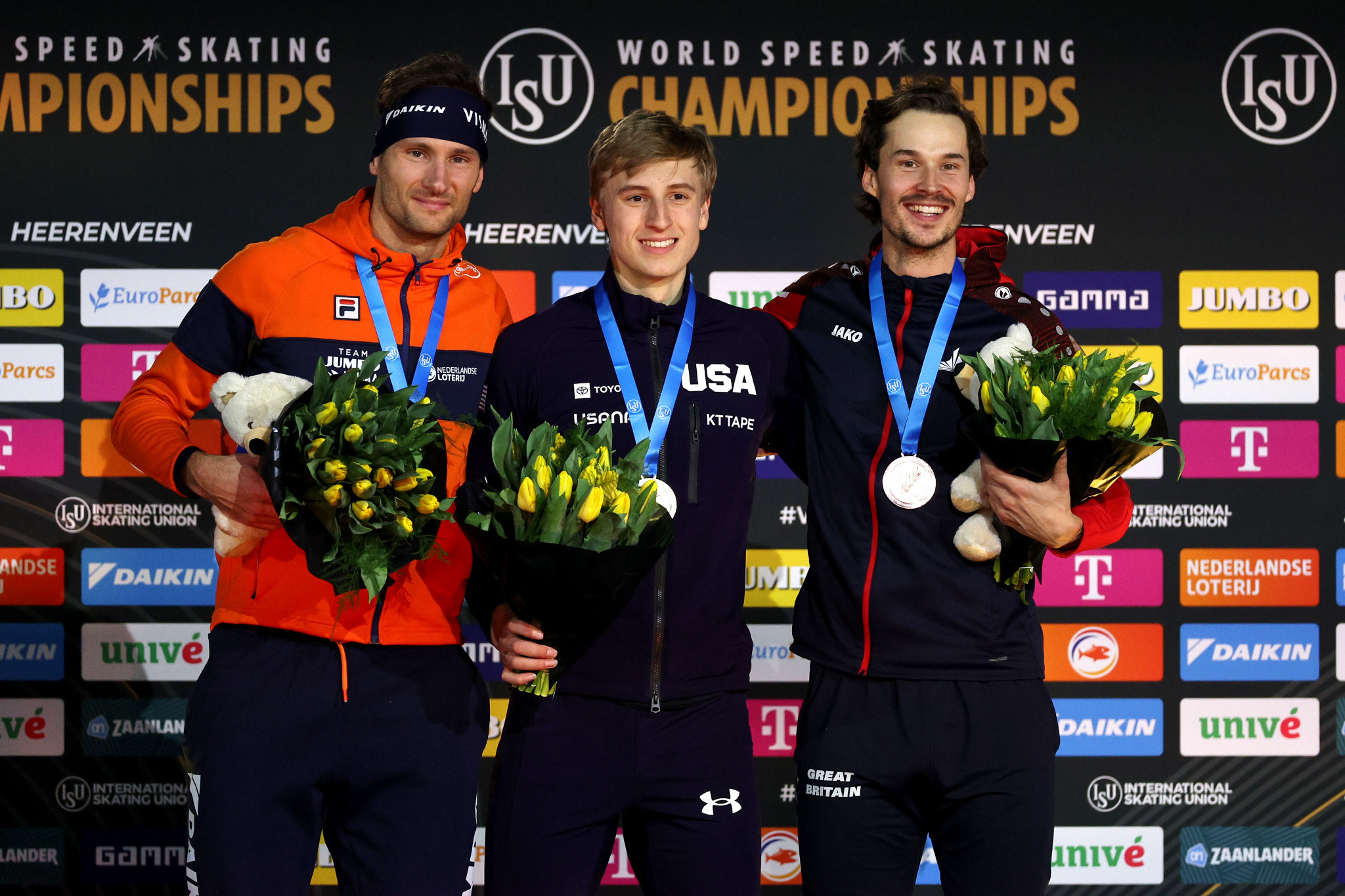 Jordan Stolz of the United States, centre, bagged his second gold medal of the ISU World Single Distance Championships ©Getty Images