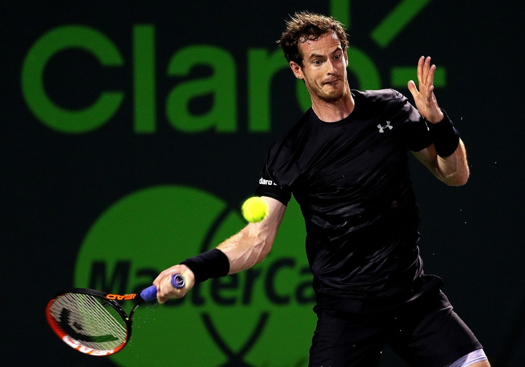 Andy Murray began his bid for a third Miami Open title by beating Uzbekistan’s Denis Istomin