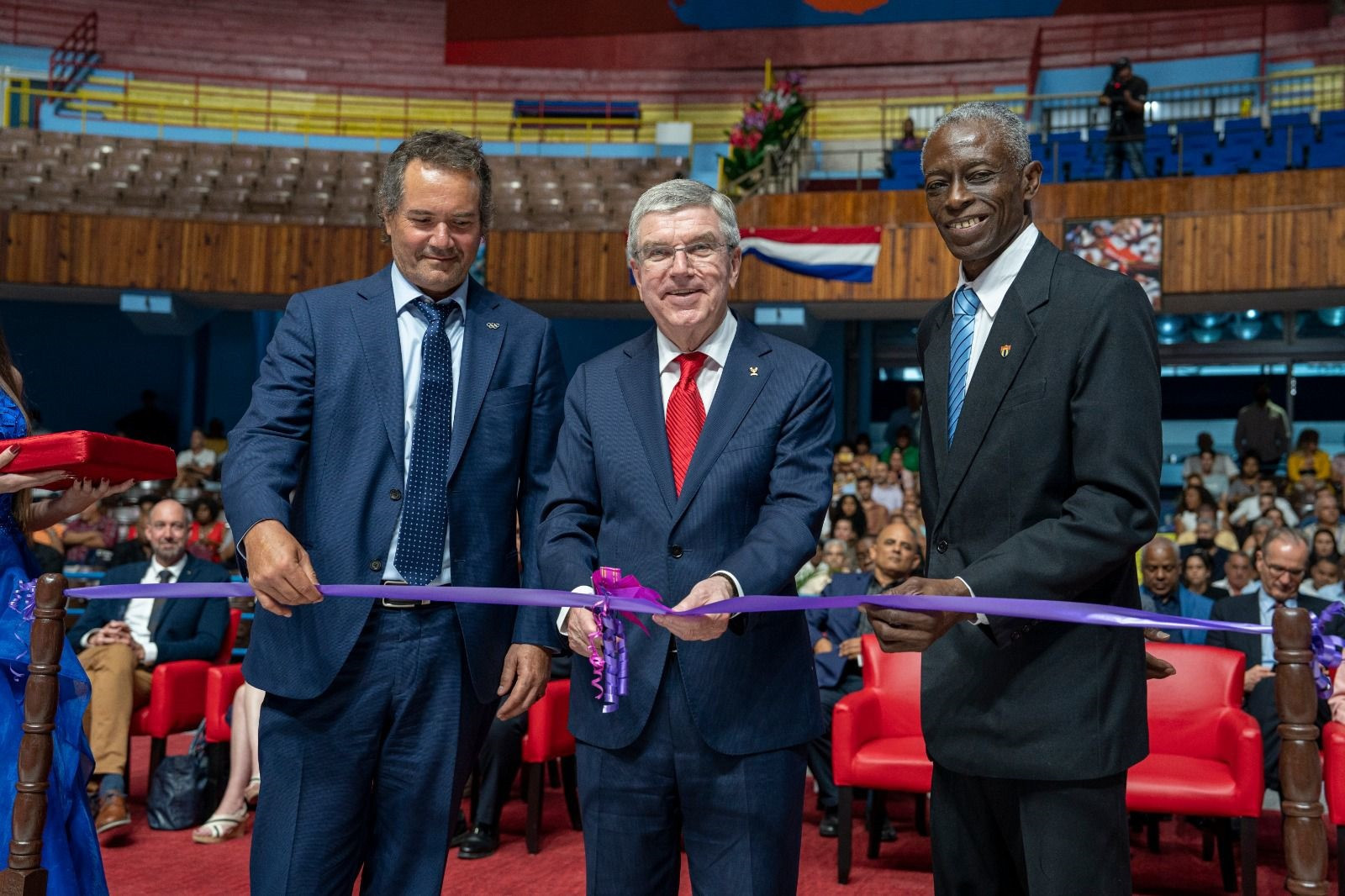 IOC President Thomas Bach, centre, cut the ribbon to mark the opening of a multi-purpose court at the Ciudad Deportiva Coliseum alongside Cuban OIympic Committee leader Roberto Leon Richards, right, and Panam Sports President Neven Ilic, left ©Panam Sports