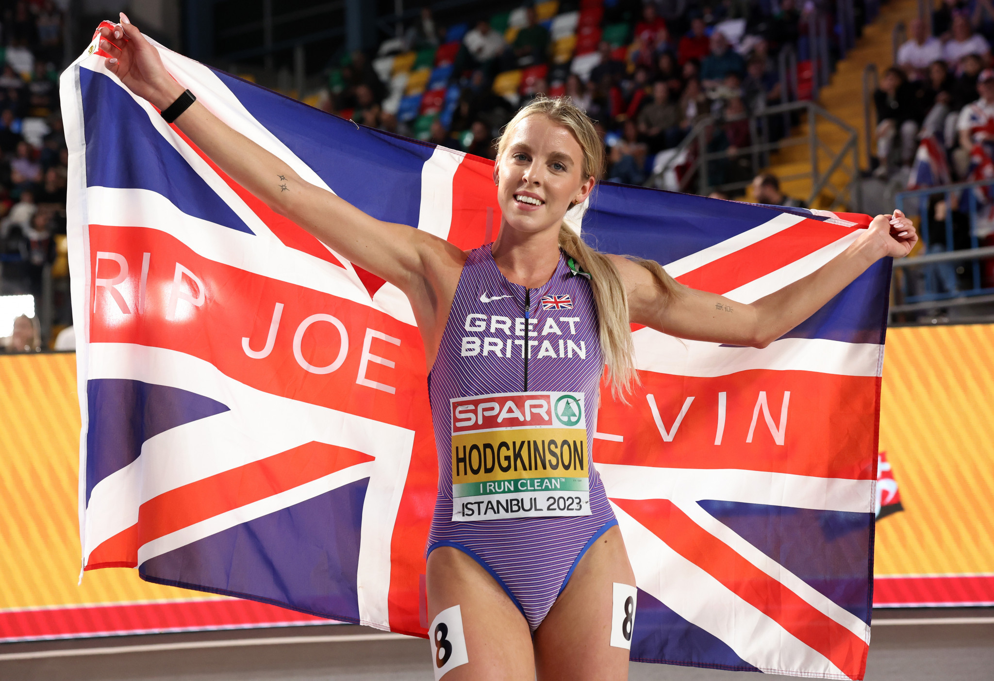 Keely Hodgkinson paid tribute to her former coach Joe Galvin after winning the women's 800 metres ©Getty Images