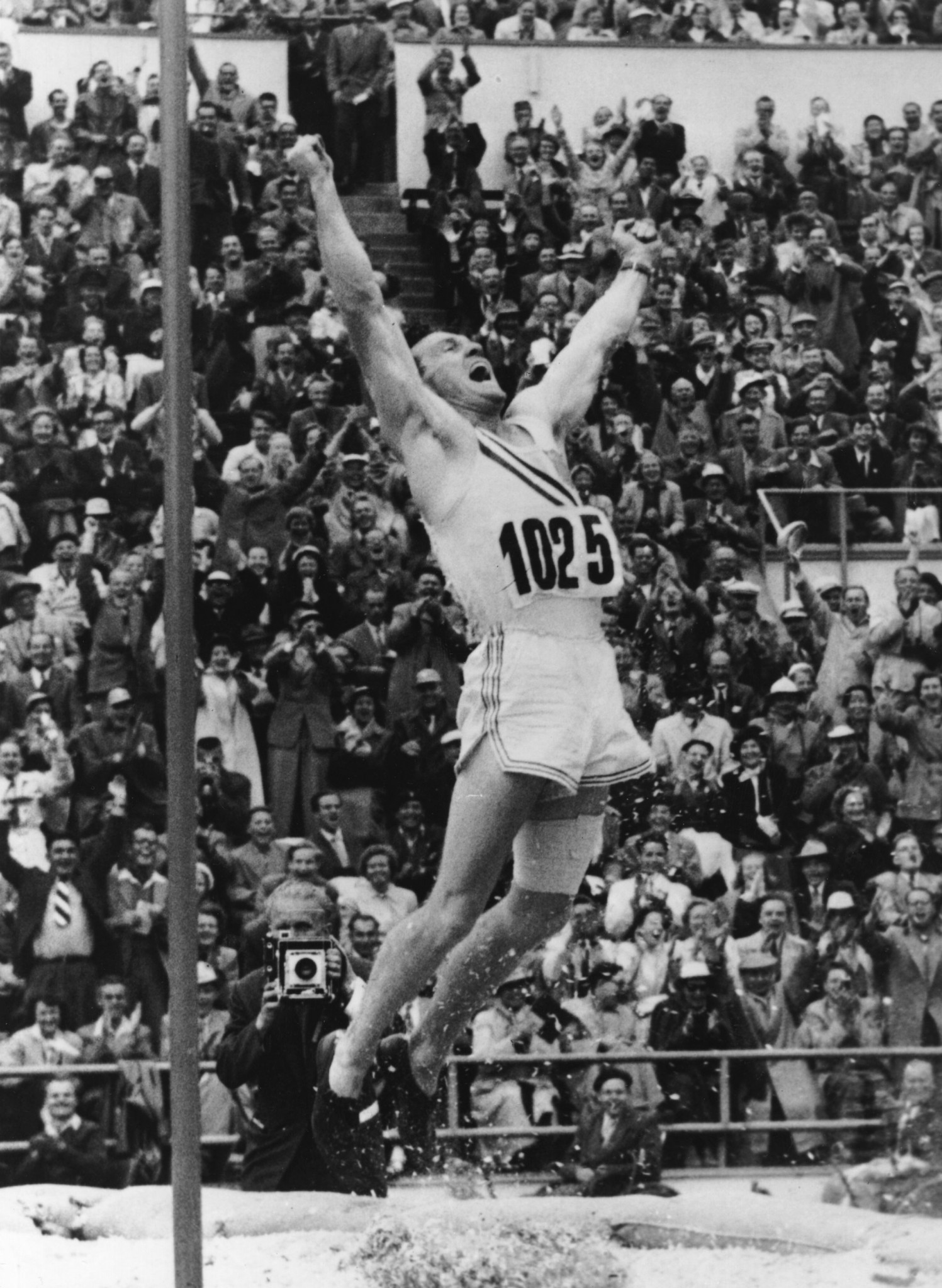 Bob Richards, first pole vaulter to win two Olympic gold medals, dies at age of 97