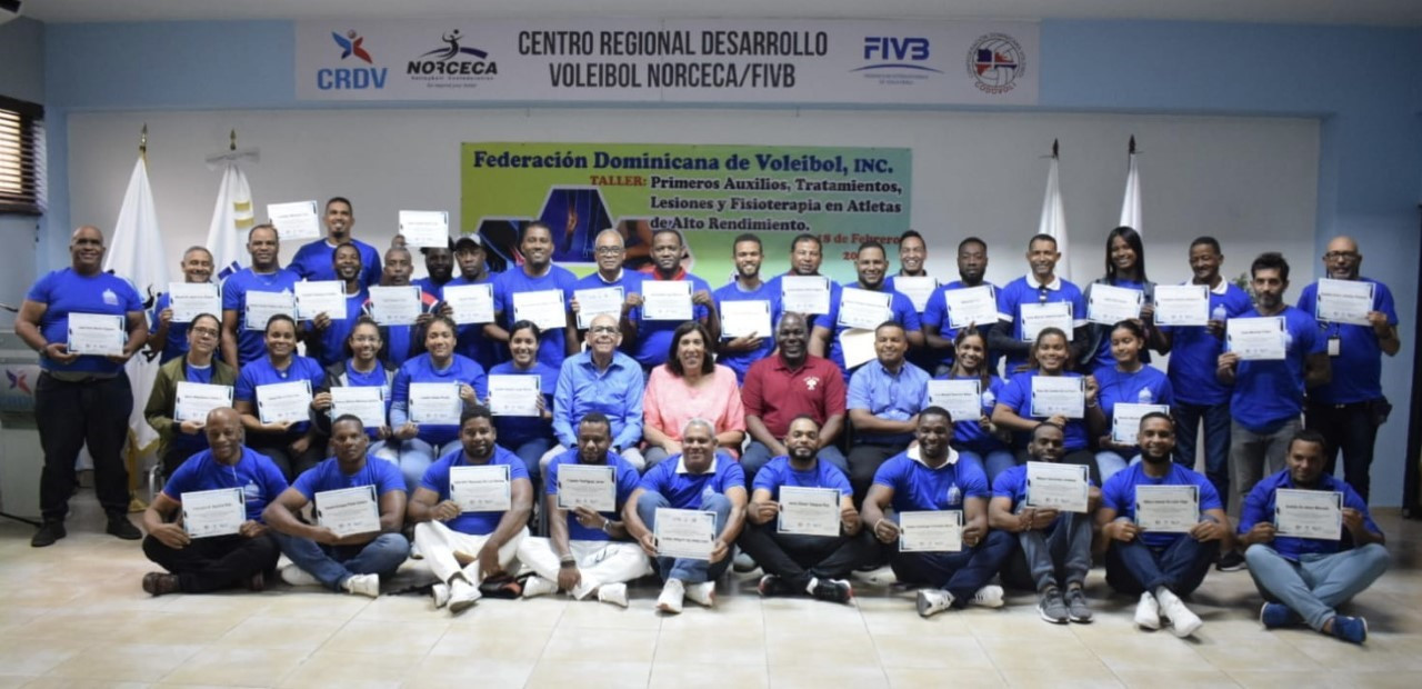 Participants in the first aid and injuries course run by the Dominican Volleyball Federation ensure that there is first aid expertise at courtside ©COD