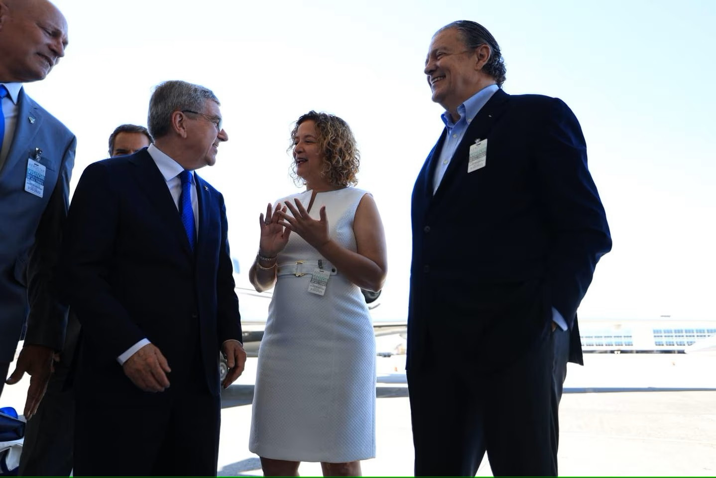 Thomas Bach, left, is greeted on his arrival in Puerto Rico by COPUR President Sara Rosario and IOC member Richard Carrion, right ©Puerto Rico NOC