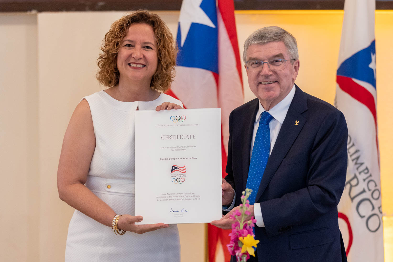 Thomas Bach presented a certificate to COPUR President Sara Rosario ©Puerto Rico NOC