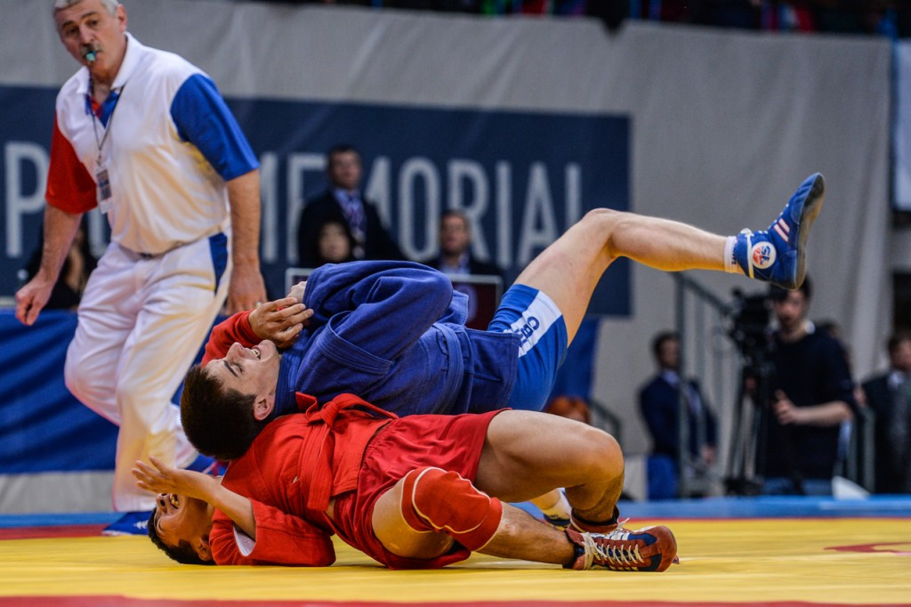 Igor Beglerov (blue) was one of 10 Russian gold medallists on the opening day of action as he overcame Kyrgyzstan's Belek Barakanov in the men's 57 kilogram final ©FIAS