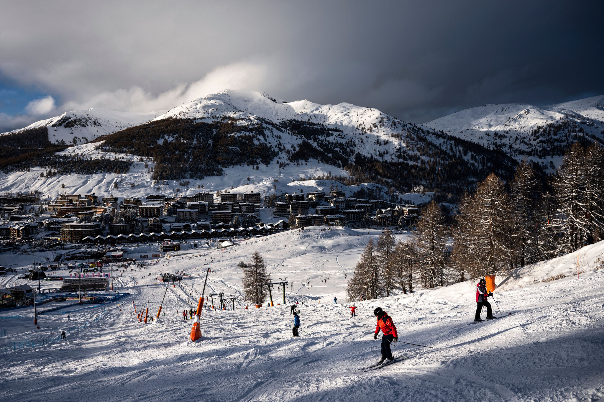  With less than three years until the Milan Cortina 2026 Winter Olympic and Paralympic Games, Italy's ski industry is reliant on artificial snow due to the climate change crisis ©Getty Images