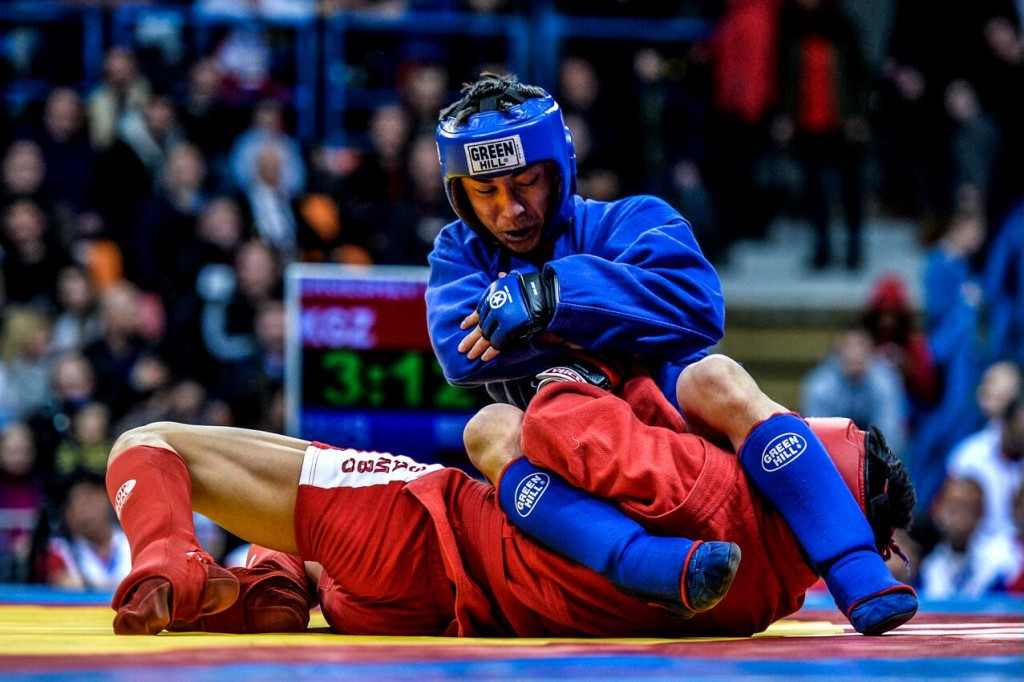 Igor Kazanin (blue) soon got Russia back on track though as he downed Kyrgyzstan's Mukhametali Ergeshev to claim the combat men's 52kg crown ©FIAS