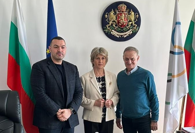 Arif Majed, left, with Bulgaria's Sports Minister Vesela Lecheva, and Honorary President Nedelcho Kolev, right ©Arif Majed