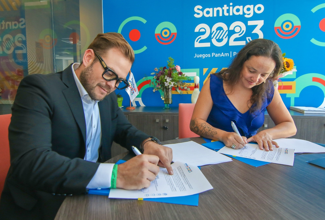 Santiago 2023 chief executive Gianna Cunazza, right, and Lotus-Balich new business manager Martín Rivera, left, signed the contract covering the Opening and Closing Ceremonies ©Santiago 2023