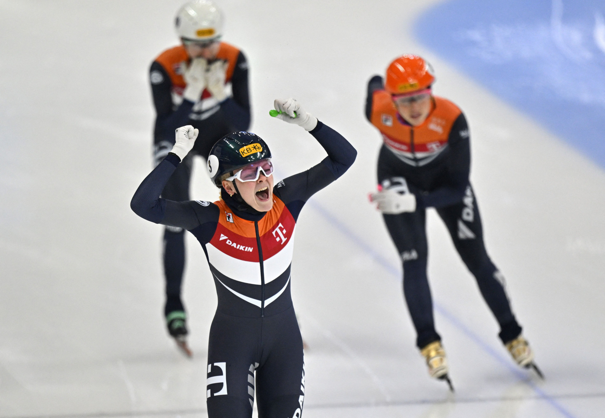 Xandra Velzeboer of The Netherlands, front, defended her women's 500m title at the World Short Track Championships ©Getty Images
