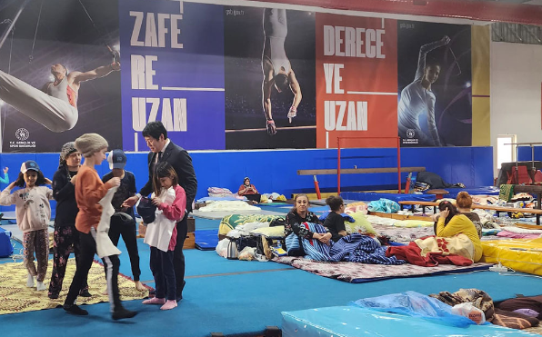 FIG President Morinari Watanabe has visited a gymnasium on the Turkish-Syrian border converted to emergency accomodation for those displaced by the earthquake in the region ©FIG